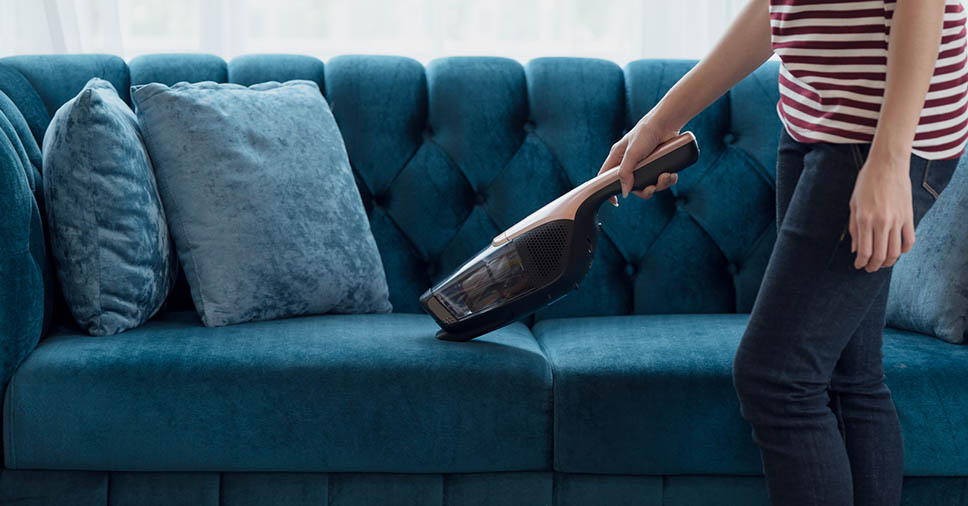 Saiba como tirar poeira do sofá com alguns truques simples